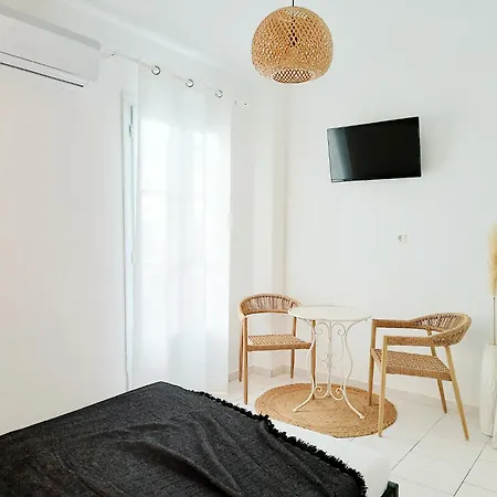 Apanema Paros * Naousa (Paros)
