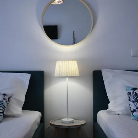 Apanema Paros נאוסה