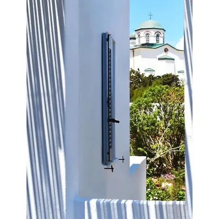 Apanema Paros נאוסה