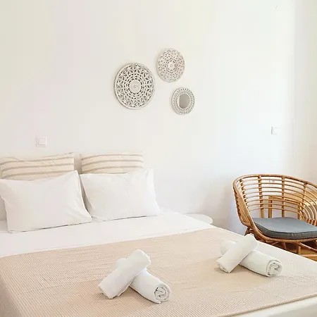 Apanema Paros * Naousa (Paros)