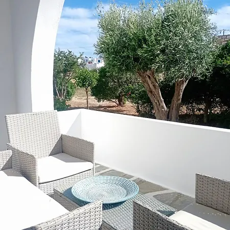 Apanema Paros נאוסה